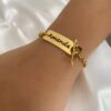 0b1053ac-5a1e-44b7-b605-cfa5f0d2e67f.jpg Pulseira Personalizada, com Nome Vazado e Fecho de Encaixe