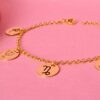 1059EA07-77FC-4CC1-87F8-9BE46316EF26 Pulseira Adulta, Personalizada com Pingentes Redondos, Banhado a Ouro