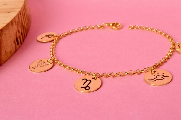 1059EA07-77FC-4CC1-87F8-9BE46316EF26 Pulseira Adulta, Personalizada com Pingentes Redondos, Banhado a Ouro