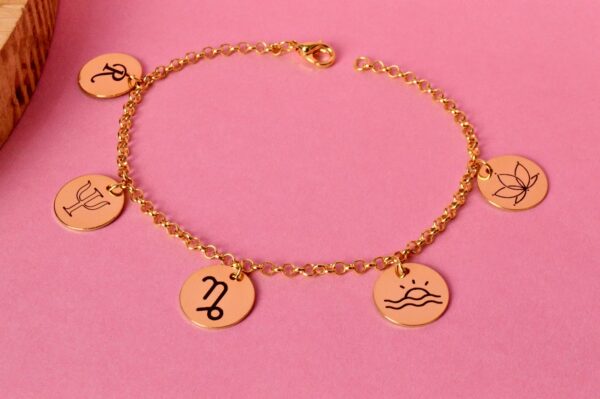 60B5D063-C600-4444-88A4-1F01B2E0FA09 Pulseira Adulta, Personalizada com Pingentes Redondos, Banhado a Ouro