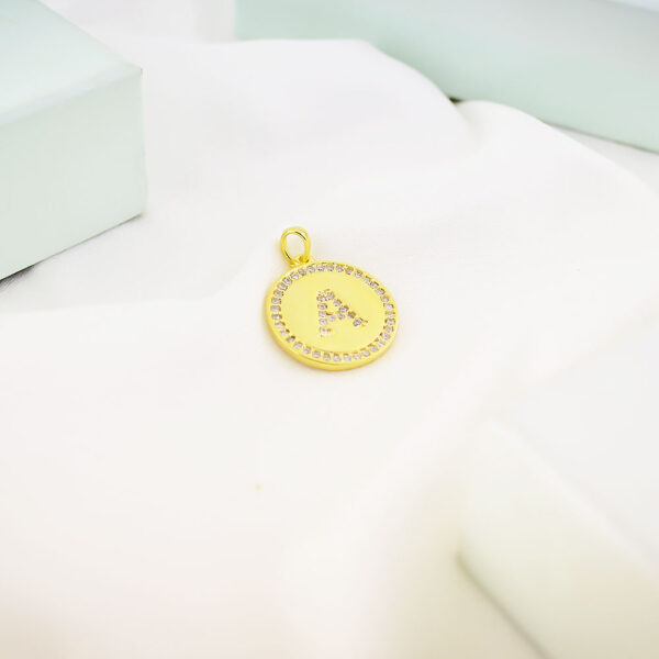 Pingente Medalha, Letra Inicial de Cristal, Banhado a Ouro