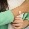 8000557-PER-MODELO.jpg Pulseira Madrepérola, Personalizada com Inicial em Zircônia, Banhada