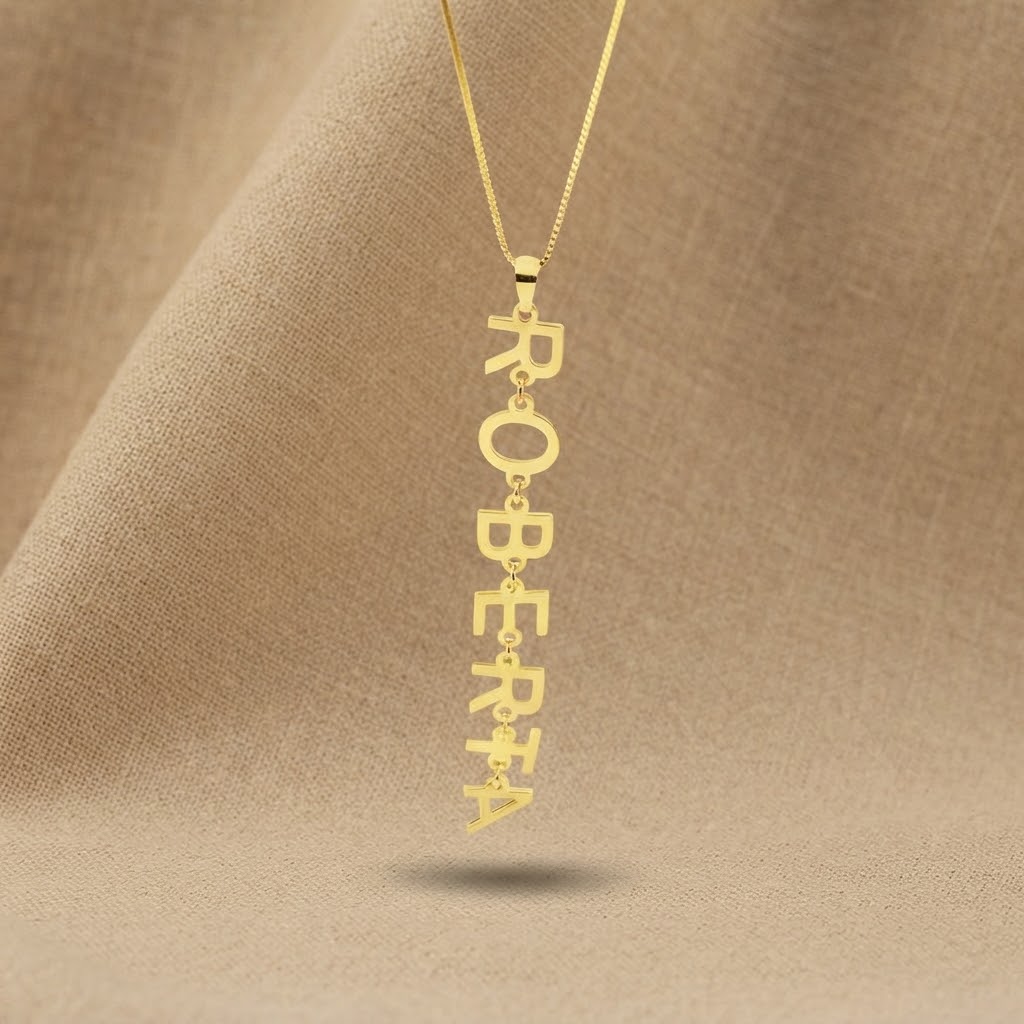 Colar Gravata Personalizado com Nome Vertical e Letra Menor, Banhado - Imagem 4