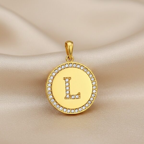 Pingente Medalha, Letra Inicial de Cristal, Banhado a Ouro