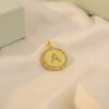 Pingente Medalha, Letra Inicial de Cristal, Banhado a Ouro
