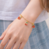 Pulseira morango na mão Pulseira Infantil Fruta com Pingentes, Banhado a Ouro