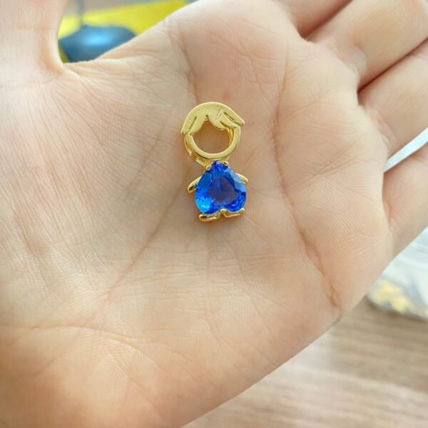 Pingente de Menino Vazado, com Zirc...