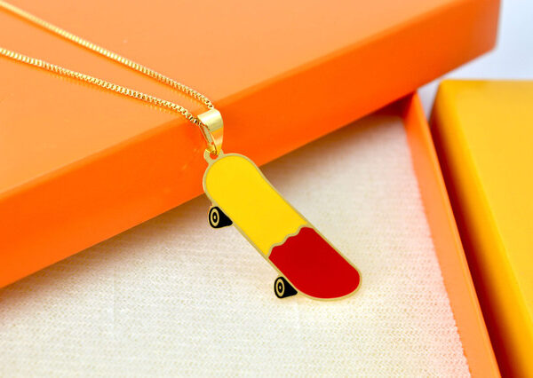 Colar Infantil, Skate com resina, Banhado a Ouro
