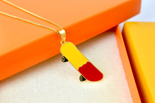 Colar Infantil, Skate com resina, Banhado a Ouro - Imagem 2