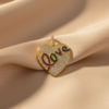 gen_3BU9Wtdqd6GiBydwKtJKnlFdMMY Pingente Coração Love, Cravejado de Zircônia Cristais e Coloridas, Banhado a Ouro