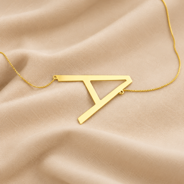 Colar Letra Transversal Grande, Personalizado, Banhado a Ouro