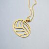 9-E910-DBF-EEA6-4-A52-B8-E1-53-B055-A01189.jpg Colar Bola de Vôlei Vazada, com Corrente Veneziana, Banhado a Ouro