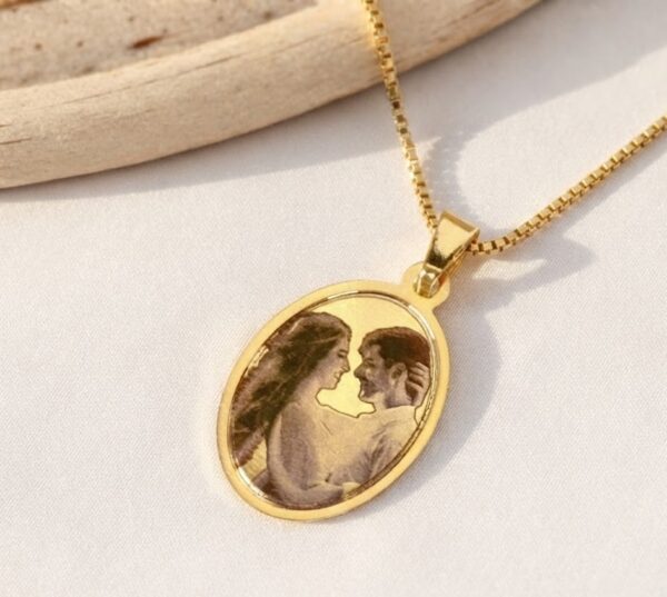 Colar com Pingente Oval de Foto Gravação, Banhado a Ouro