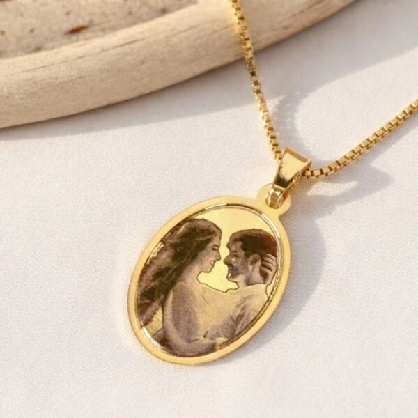 Colar com Pingente Oval de Foto Gravação, Banhado a Ouro