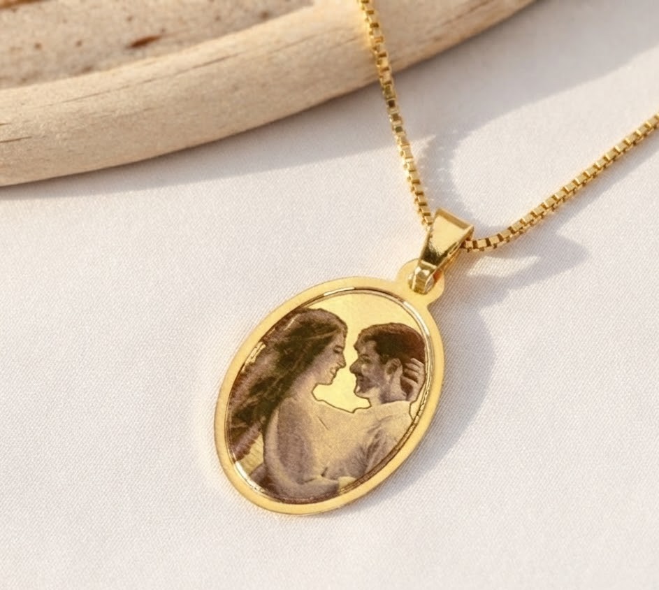 Colar com Pingente Oval de Foto Gravação, Banhado a Ouro - Imagem 2