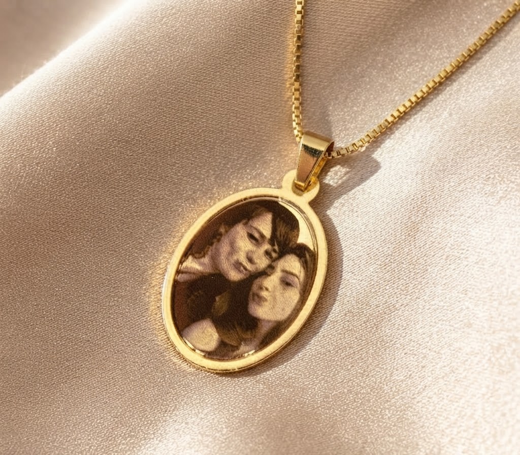 Colar com Pingente Oval de Foto Gravação, Banhado a Ouro