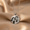 63fe647f-3b93-46fd-b91e-b6f80f9f1bfd Colar Redondo, Personalizado com Foto Gravação, Aço Inox