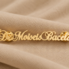 8d9bfc38-2e6f-47d0-9f24-48e98ed78fb5 Boton de Nome e Profissão Personalizado, Banhado a Ouro