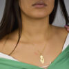 8000140-PER-1.jpg Pingente de Mãe Abraçada com Bebê no Colo, Banhado a Ouro