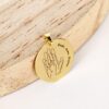 8000619-SPER-Pingente-Medalha-com-Gravacao-Personalizada-Desenho-e-Nomes-Banhado-a-Ouro-11.jpg Pingente Redondo 2cm, Personalizado Com Escrita, Banhado a Ouro
