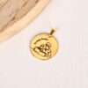 8000619-SPER-Pingente-Medalha-com-Gravacao-Personalizada-Desenho-e-Nomes-Banhado-a-Ouro-12.jpg Pingente Redondo 2cm, Personalizado Com Escrita, Banhado a Ouro