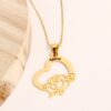 8000634-PER-Colar-de-Coracao-com-Flor-Rosa-e-Gravacao-a-Laser-de-Nome-Mamae-Vovo-1.jpg Colar Coração Deitado com Flor e Nome, Banhado a Ouro