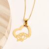 8000634-PER-Colar-de-Coracao-com-Flor-Rosa-e-Gravacao-a-Laser-de-Nome-Mamae-Vovo.jpg Colar Coração Deitado com Flor e Nome, Banhado a Ouro