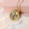 Cadastrar-Circulo-Zirconia-Foto-1-1-1 Colar Redondo, Com Zircônias, Personalizado com Foto, Banhado a Ouro