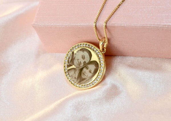 Colar Redondo, Com Zircônias, Personalizado com Foto, Banhado a Ouro