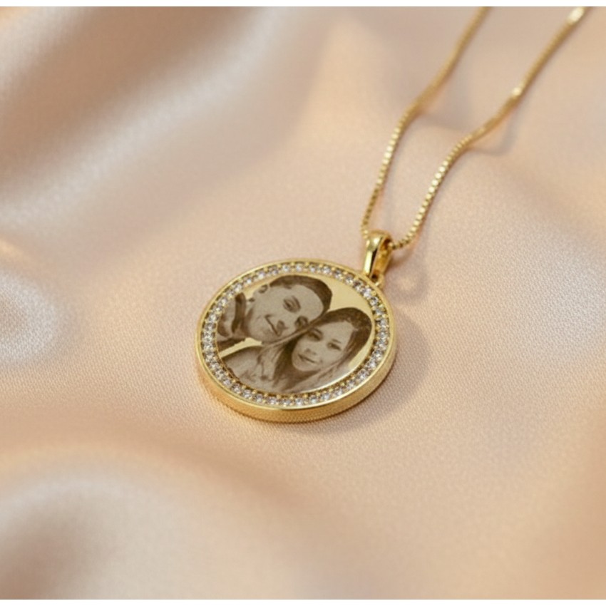 Colar Redondo, Com Zircônias, Personalizado com Foto, Banhado a Ouro