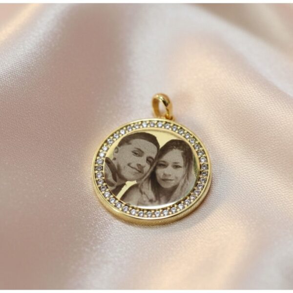Colar Redondo, Com Zircônias, Personalizado com Foto, Banhado a Ouro