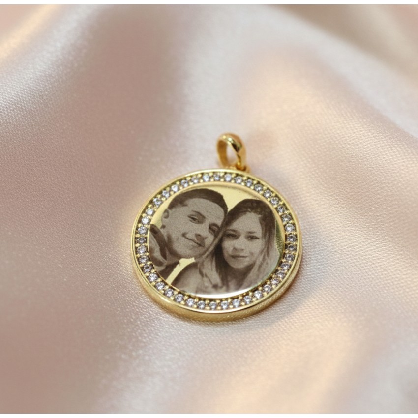 Colar Redondo, Com Zircônias, Personalizado com Foto, Banhado a Ouro - Imagem 3