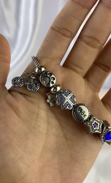 Pulseira com Berloques Variados, 19...