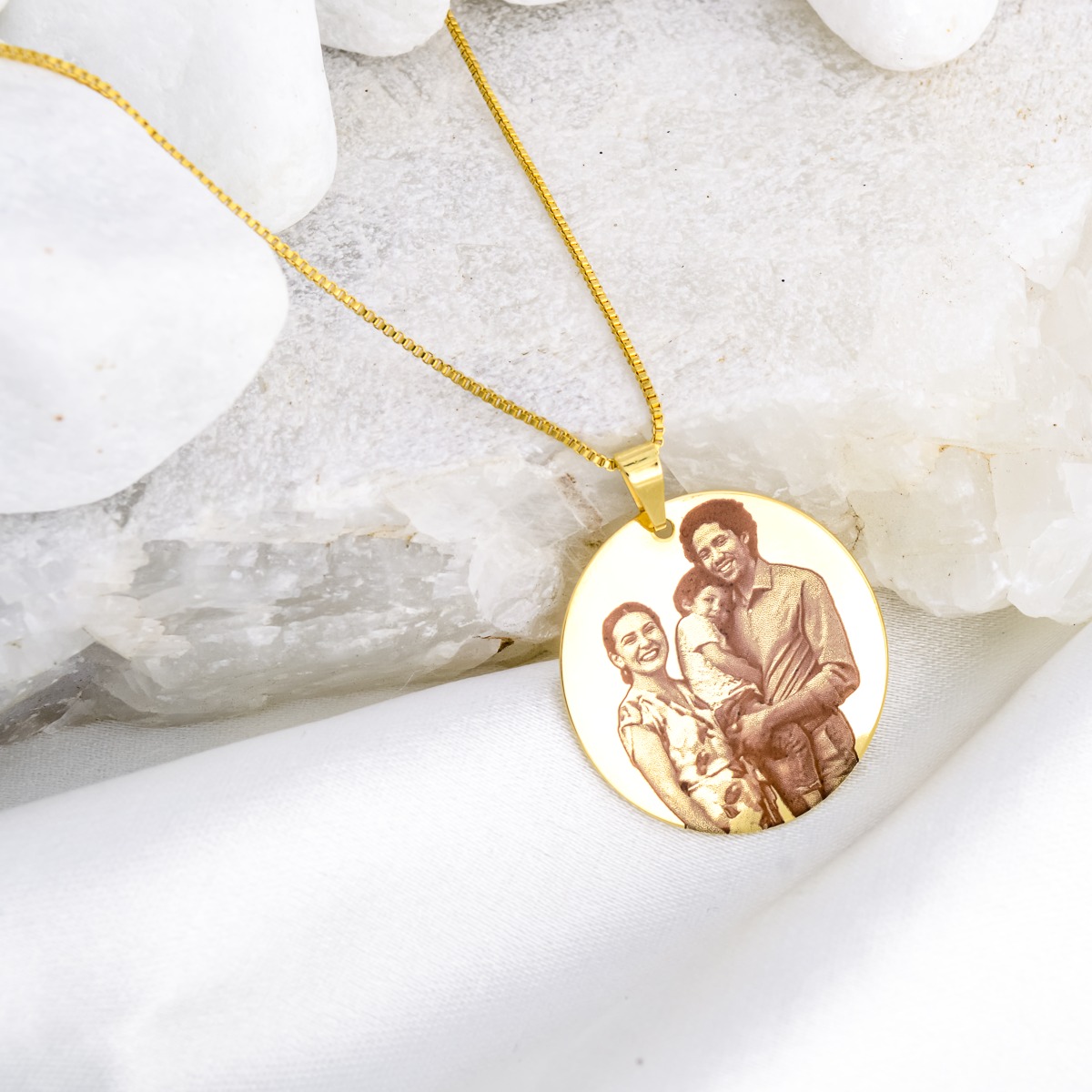 Colar Redondo 2,5cm, Personalizado com Foto, Gravação a Laser, Banhado a Ouro - Imagem 3