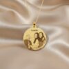 Colar Redondo 2,5cm, Personalizado com Foto, Gravação a Laser, Banhado a Ouro