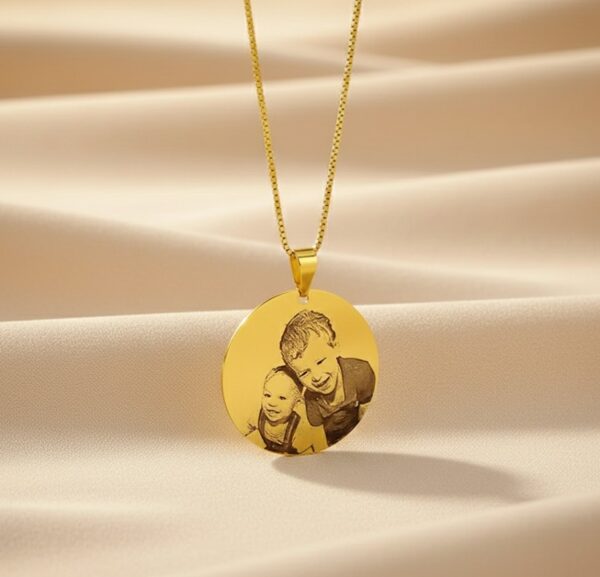 Colar Redondo 2,5cm, Personalizado com Foto, Gravação a Laser, Banhado a Ouro