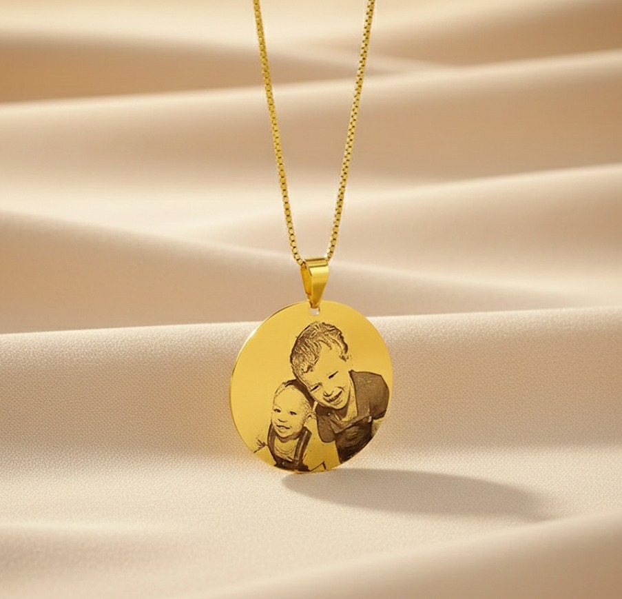 Colar Redondo 2,5cm, Personalizado com Foto, Gravação a Laser, Banhado a Ouro