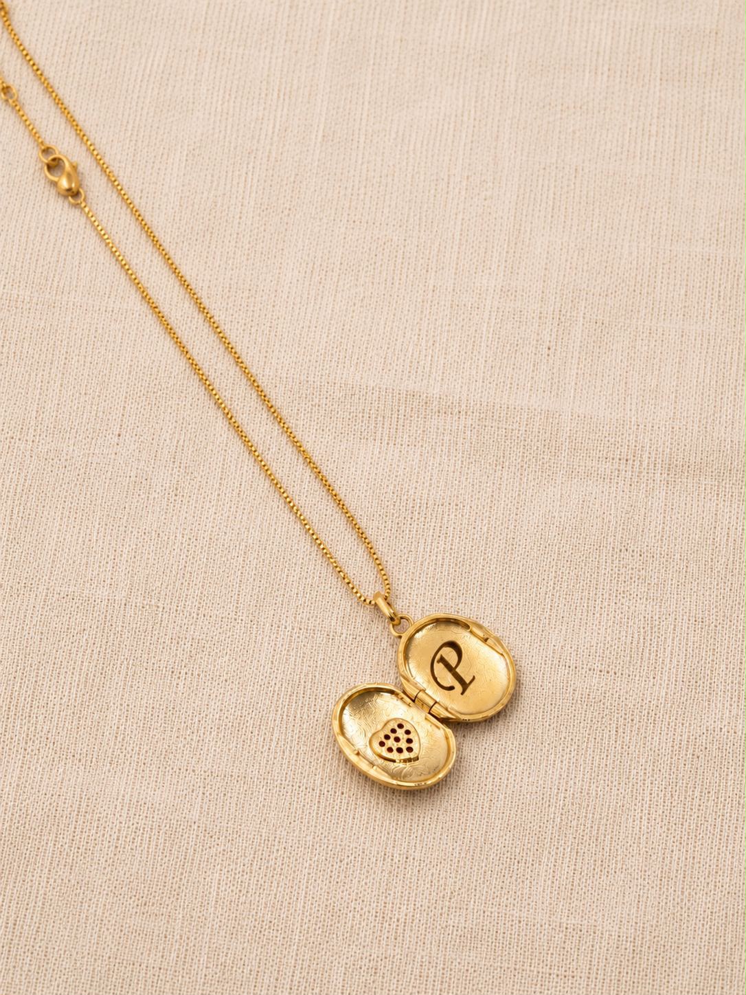 Colar Relicário Oval Família, Banhado a Ouro 18k - Imagem 3