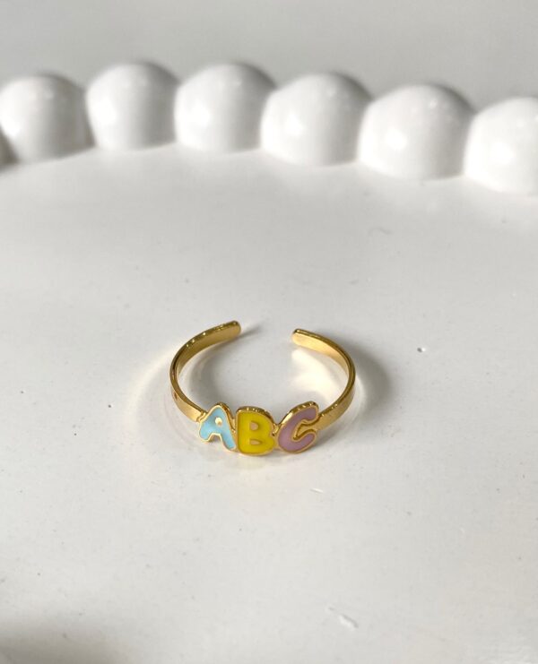 Whats-App-Image-2026-08-19-at-16-44-39.jpg Anel de Formatura Infantil, ABC Colorido, Banhado a Ouro 18K