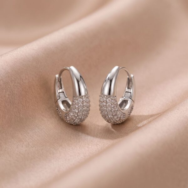 brinco-argola-articulada-clique-grande-com-zirconias-banhado-a-ouro-prateado-foto-1.jpg Brinco Argola Articulada Clique Grande com Zircônias, Banhado a Ouro Ródio