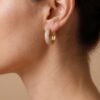 brinco-argola-articulada-clique-media-com-zirconias-banhado-a-ouro-dourado-look-4-1.jpg Brinco Argola Articulada Clique Média com Zircônias Banhado a Ouro Ródio