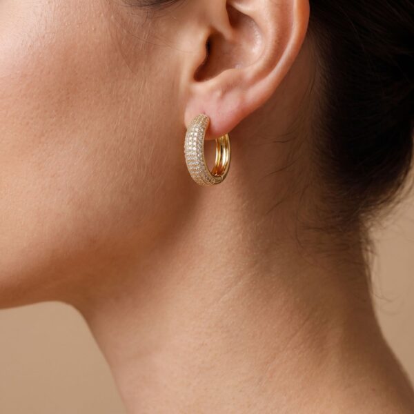 brinco-argola-articulada-clique-media-com-zirconias-banhado-a-ouro-dourado-look-4-1.jpg Brinco Argola Articulada Clique Média com Zircônias Banhado a Ouro Ródio