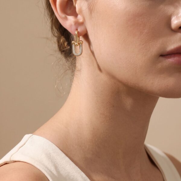 brinco-argola-articulada-inspiracao-elos-hard-zirconias-banhado-a-dourado-look-4.jpg Brinco Argola Articulada Inspiração Elos Hard Zircônias Banhado a Ouro Ródio
