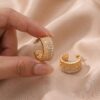 Brinco Argola de Pino Canaletada com Zircônias Banhado a Ouro Ródio