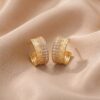 Brinco Argola de Pino Canaletada com Zircônias Banhado a Ouro Ródio