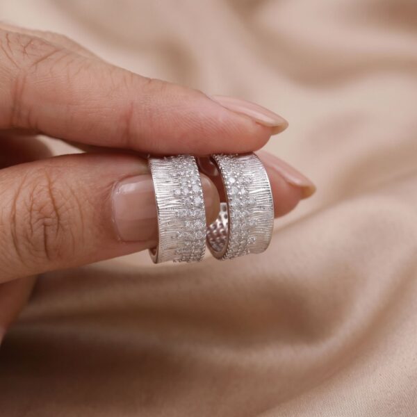 Brinco Argola de Pino Canaletada com Zircônias Banhado a Ouro Ródio