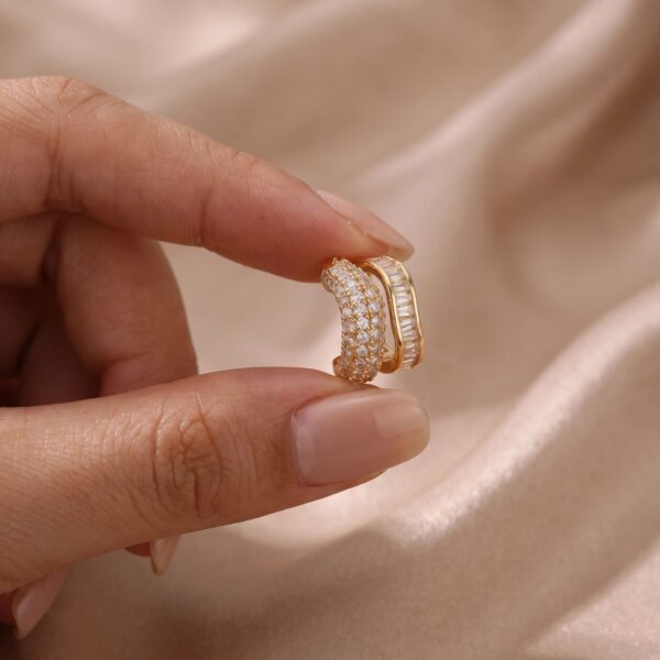 brinco-argola-de-pino-dupla-com-zirconias-baguete-banhado-a-ouro-rodio-dourado-detalhe-3.jpg Brinco Argola de Pino Dupla com Zircônias Baguete Banhado a Ouro Ródio