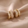 brinco-argola-de-pino-dupla-com-zirconias-baguete-banhado-a-ouro-rodio-dourado-foto-1-3.jpg Brinco Argola de Pino Dupla com Zircônias Baguete Banhado a Ouro Ródio