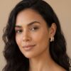 brinco-argola-de-pino-dupla-com-zirconias-baguete-banhado-a-ouro-rodio-dourado-modelo-usando-2.jpg Brinco Argola de Pino Dupla com Zircônias Baguete Banhado a Ouro Ródio