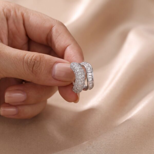 brinco-argola-de-pino-dupla-com-zirconias-baguete-banhado-a-ouro-rodio-prateado-detalhe-3.jpg Brinco Argola de Pino Dupla com Zircônias Baguete Banhado a Ouro Ródio